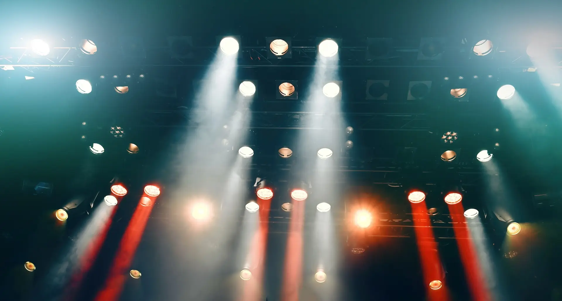 Bright lighting in different colors at a live event